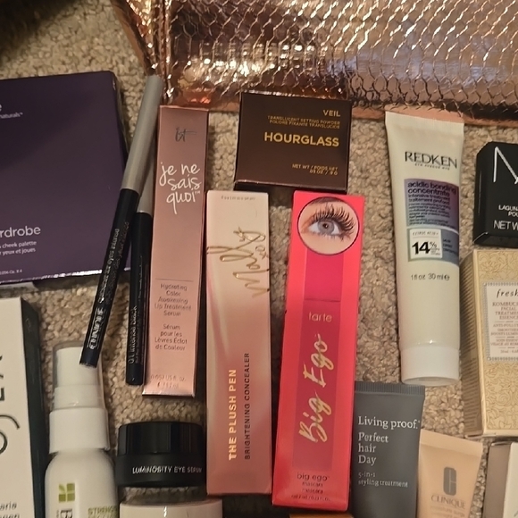 Assorted Skincare and Makeup Collection - Picture 4 of 7
